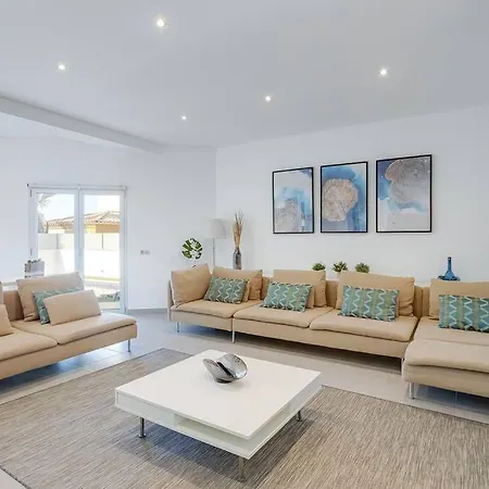 Limoeiro - Beautiful New Nestled In The Heart Of Gale Villa *
