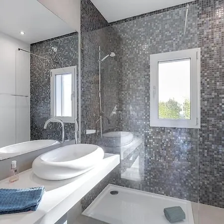 Limoeiro - Beautiful New Nestled In The Heart Of Gale Villa
